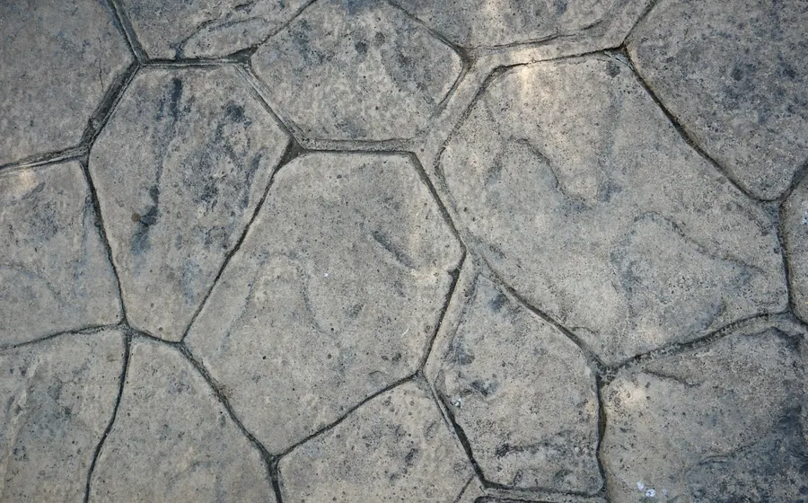 Pavimento de hormigón estampado con diseño de piedra laja