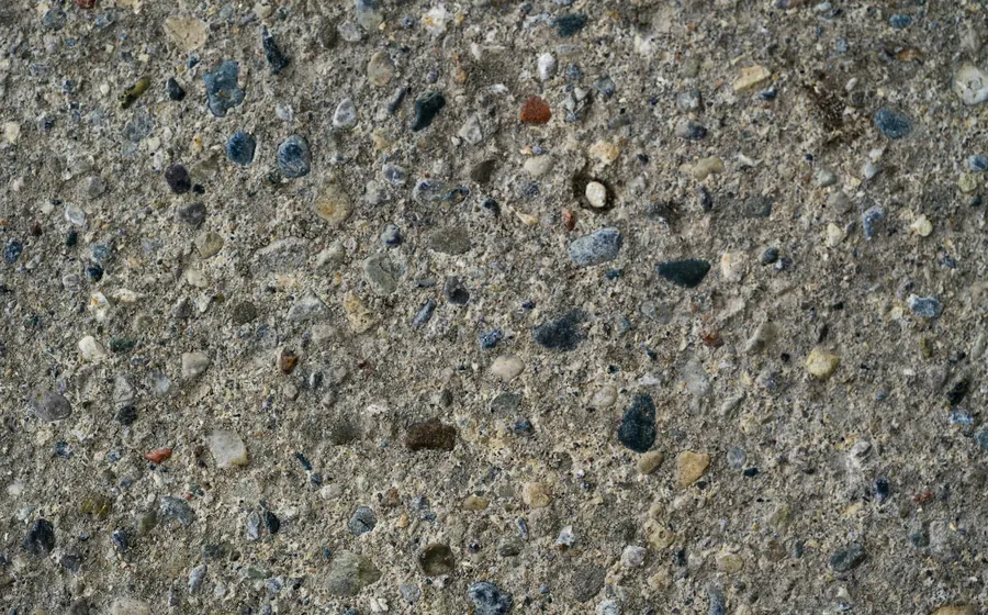 Superficie de hormigón lavado con el árido de colores a la vista